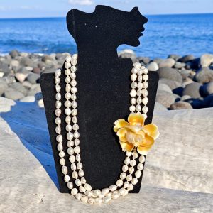 Collana maxi perle bianche e  fiore madreperla, collana multifilo