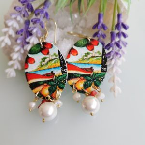 Orecchini siciliani in legno con perle bianche e corallo