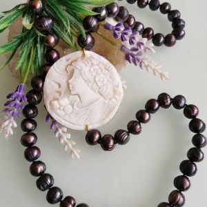Collana cammeo conchiglia sardonica , perle naturali grigie , gioielli italiani