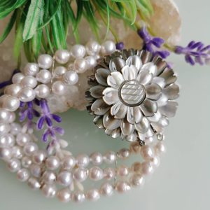 Bracciale perle bianche barocche e fiore madreperla, bracciale maxi