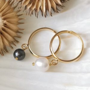 Anello perla bianca e nera in ottone dorato , anello artigianale