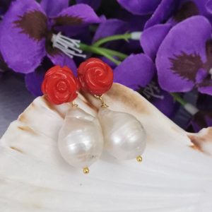 Orecchini rose corallo rosso e perle barocche bianche, orecchini argento, gioielli italiani