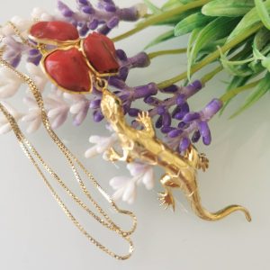 Collana argento 925 placcato oro con corallo rosso mediterraneo , pendente lucertola ,  gioielli italiani