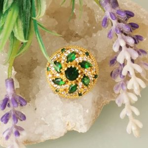 Anello in ottone dorato con smeraldi imitazione e zirconi