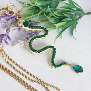 Collana con pendente serpente dorato con cristalli verdi , collana lunga