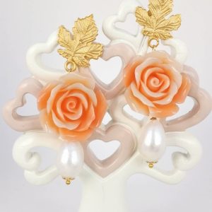 Orecchini perle barocche bianche e rose corallo imitazione , orecchini foglie ottone