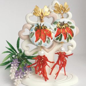 Orecchini siciliani con ceramica di Caltagirone, corallo rosso naturale e perle bianche