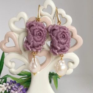 Orecchini rose viola e perle barocche bianche , orecchini argento 925 , gioielli italiani
