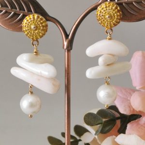 Orecchini rametti corallo rosa naturale e perle bianche barocche , orecchini  argento 925 , gioielli italiani