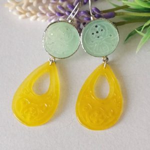 Orecchini giada verde e gialla incisa , orecchini gocce