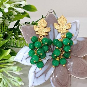 Orecchini grappolo pietre quarzo verde e foglie ottone ,orecchini stile vintage