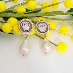 Orecchini  cammeo conchiglia sardonica e argento 925 placcato oro , perle bianche barocche  , gioielli italiani