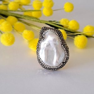 Anello perla bianca barocca, cristalli marcasite e ottone, anello maxi