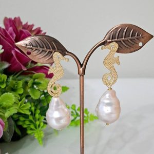 Orecchini perle barocche bianche e cavallucci marini argento 925 placcato oro con zirconi