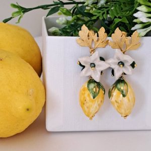 Orecchini limoni ceramica Caltagirone e fiori bianchi , orecchini siciliani