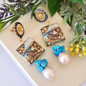 Orecchini ceramica Caltagirone, orecchini perle barocche bianche e turchese , orecchini siciliani