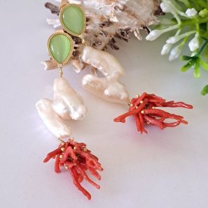 Orecchini corallo rosso naturale e perle barocche bianche , gioielli italiani