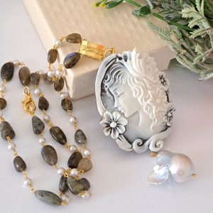 Collana  cammeo moderno dama  ,collana perle bianche e pietre labradorite, gioielli italiani