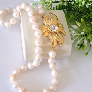 Collana perle bianche  con chiusura gioiello vintage con cristalli