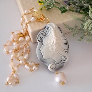 Collana  cammeo moderno dama  ,collana perle bianche , gioielli italiani