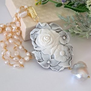 Collana  cammeo fiori e perla barocca bianca con catena  perle bianche, gioielli italiani
