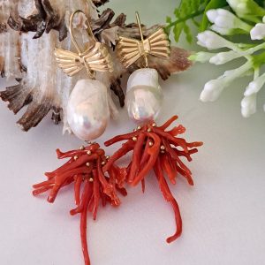 Orecchini corallo rosso naturale e perle barocche bianche , orecchini fiocchi argento 925 placcato oro , gioielli italiani