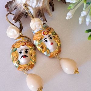 Orecchini ceramica Caltagirone, orecchini teste di moro con rose corallo bianco e gocce imitazione avorio , orecchini siciliani