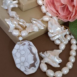 Collana cammeo conchiglia, collana perle barocche bianche, gioielli italiani, cammeo necklace