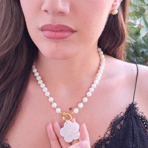 Collana perle bianche madreperla con fiore madreperla , collana girocollo moderna