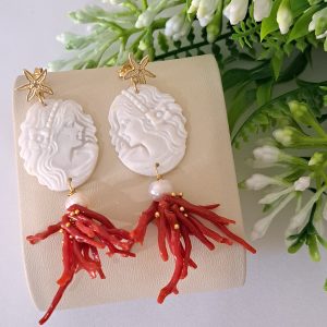 Orecchini  cammeo conchiglia sardonica, perle bianche e corallo rosso mediterraneo con stelle argento 925, gioielli italiani