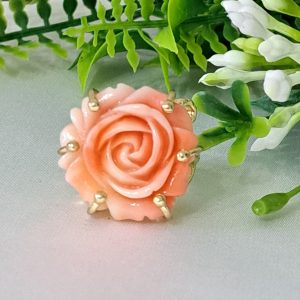 Anello rosa corallo rosa  imitazione e ottone dorato, anello fiore