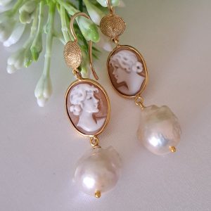 Orecchini  cammeo conchiglia sardonica e perle bianche barocche , orecchini argento 925 placcato oro , gioielli italiani
