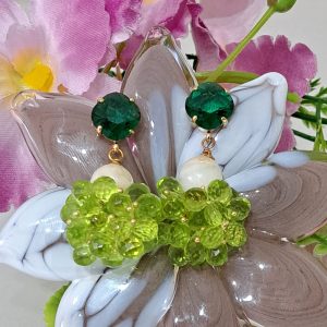 Orecchini gocce briolette zirconio verde con  perle bianche, orecchini grappolo