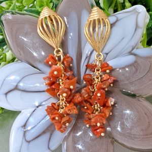 Orecchini  grappolo corallo rosso mediterraneo  con conchiglie ottone, orecchini pendenti