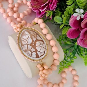 Collana cammeo conchiglia sardonica  con perle pasta di corallo rosa , gioielli italiani