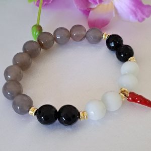 Bracciale pietre dure agata grigia e bianca e onice nero con peperoncino