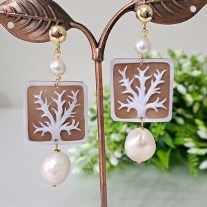 Orecchini  cammeo conchiglia sardonica e perle barocche bianche, orecchini argento 925 placcato oro, gioielli italiani