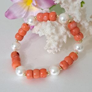 Bracciale corallo rosa bambù con  perle bianche ,  bracciale elastico