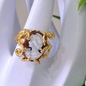 Anello cammeo, conchiglia sardonica e ottone dorato