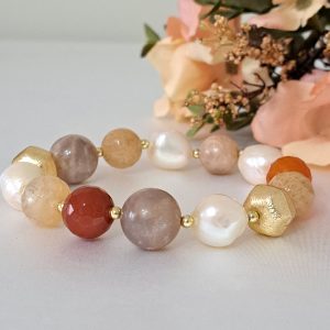 Bracciale pietre dure corniola,perle bianche barocche, Petra di luna e quarzo  citrino con perle dorate, bracciale maxi