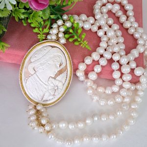 Collana cammeo conchiglia sardonica , perle naturali bianche , collana multifilo, collana 2 fili, gioielli italiani