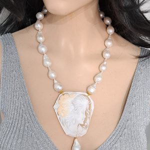 Collana cammeo conchiglia sardonica con perle barocche bianche, ,collana maxi, gioielli italiani