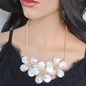 Collana perle rosa con fiori madreperla bianca , collana girocollo