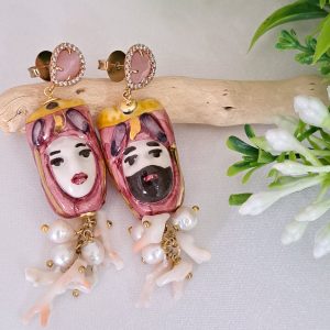 Orecchini teste di moro in ceramica Caltagirone con perle bianche ,corallo rosa naturale e pietre quarzo rosa , orecchini siciliani