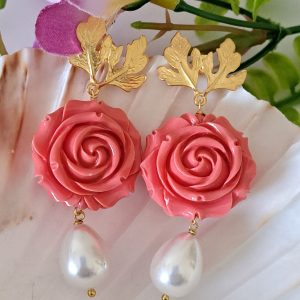 Orecchini pendenti con rose rosa e perle bianche a goccia