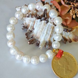 Bracciale perle bianche, moneta dorata e corallo rosso mediterraneo, bracciale elastico