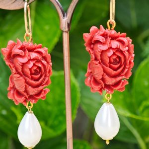 Orecchini  rose corallo rosso e perle goccia bianche , orecchini argento, gioielli italiani