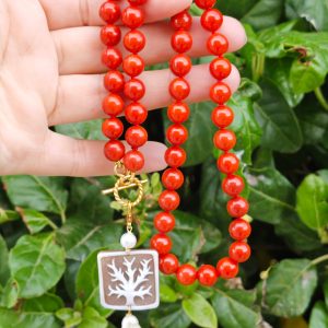 Collana corallo rosso con pendente cammeo conchiglia sardonica e perla barocca, gioielli italiani
