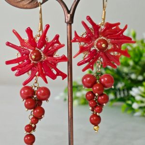Orecchini corallo rosso mediterraneo e perle pasta di corallo rosso , orecchini fiori , orecchini pendenti