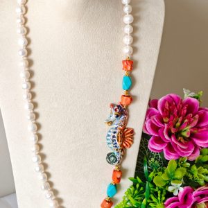 Collana cavalluccio marino ceramica Caltagirone, collana perle bianche, turchese e corallo, collana siciliana